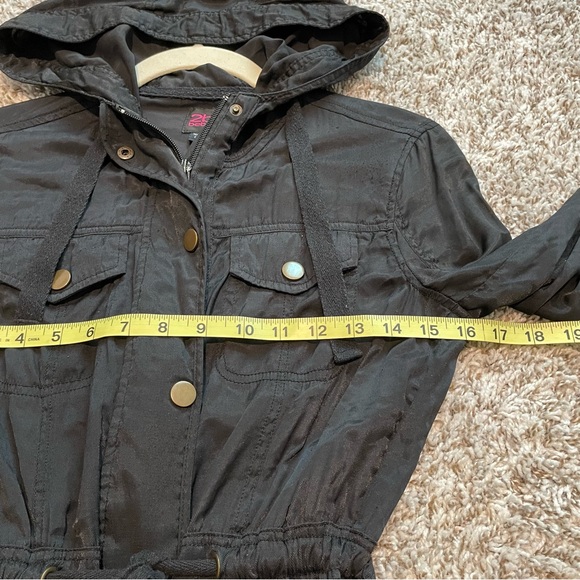 2B Bebe Black Shine Light Airy Long Sleeve W/ Strap Tie Zip Up Jacket Size Small - Picture 8 of 8